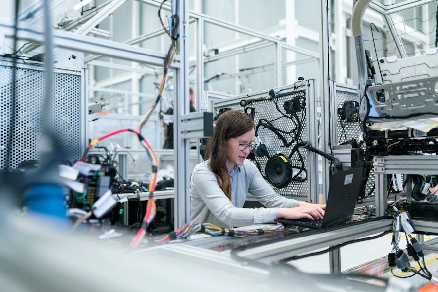 Estação de trabalho com robô colaborativo e computador de controle