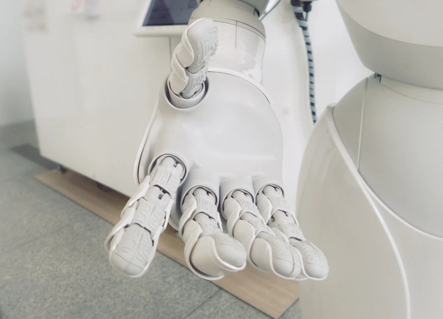 Detalhe de sensores e cabos de um sistema de automação
